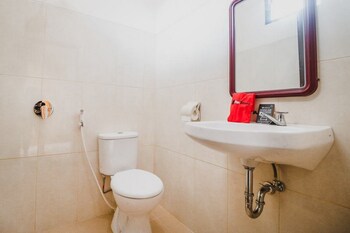 reddoorz syariah near gelora delta sidoarjo