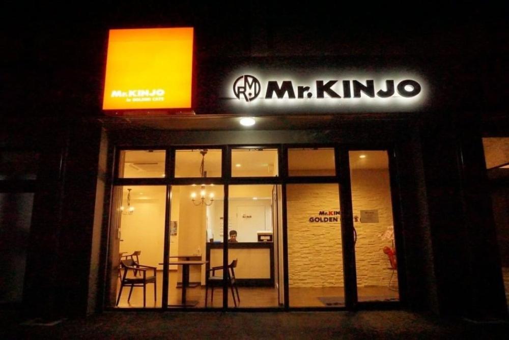 hotel mr kinjo golden cats