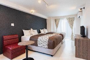 hotel mr kinjo golden cats