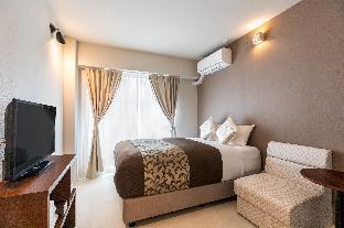 hotel mr kinjo golden cats