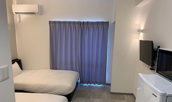 hotel mr kinjo golden cats
