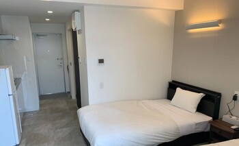 hotel mr kinjo golden cats