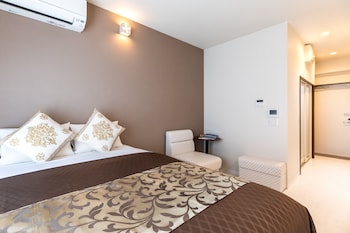 hotel mr kinjo golden cats