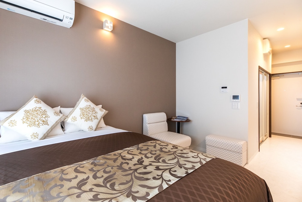 hotel mr kinjo golden cats
