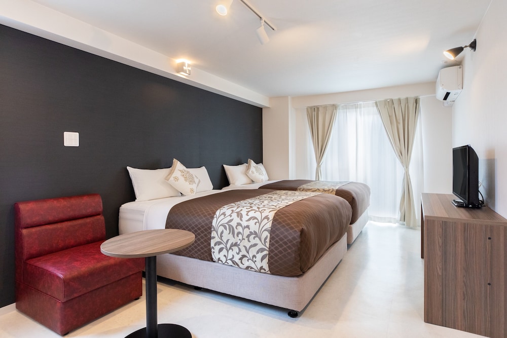 hotel mr kinjo golden cats