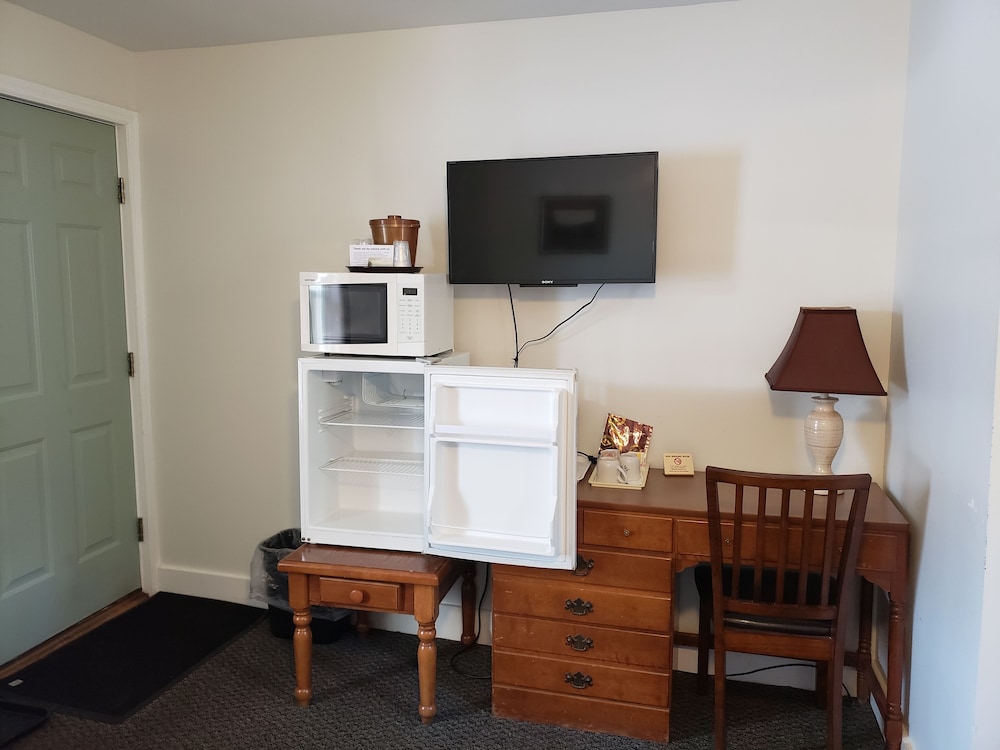 the colonial motel