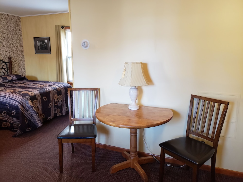 the colonial motel