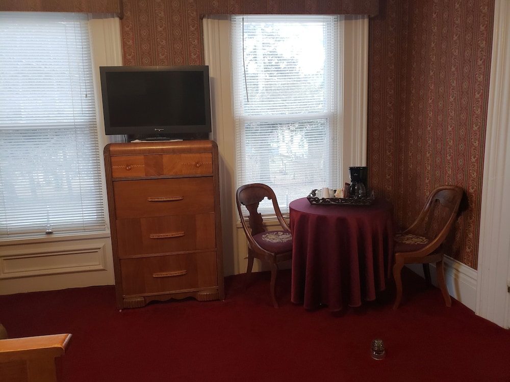 the colonial motel