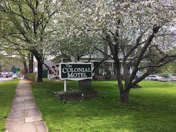 the colonial motel