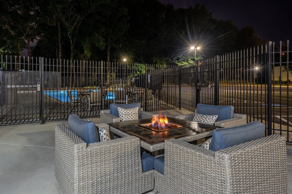 hol inn exp atlanta arpt ne hapeville