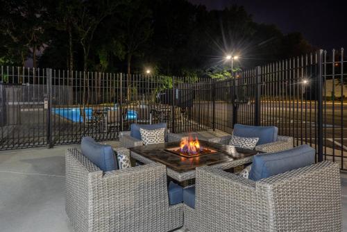 hol inn exp atlanta arpt ne hapeville