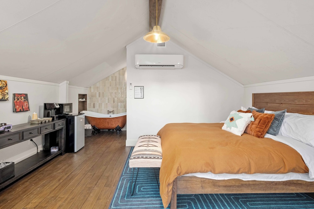 lucky arrow retreat dripping springs