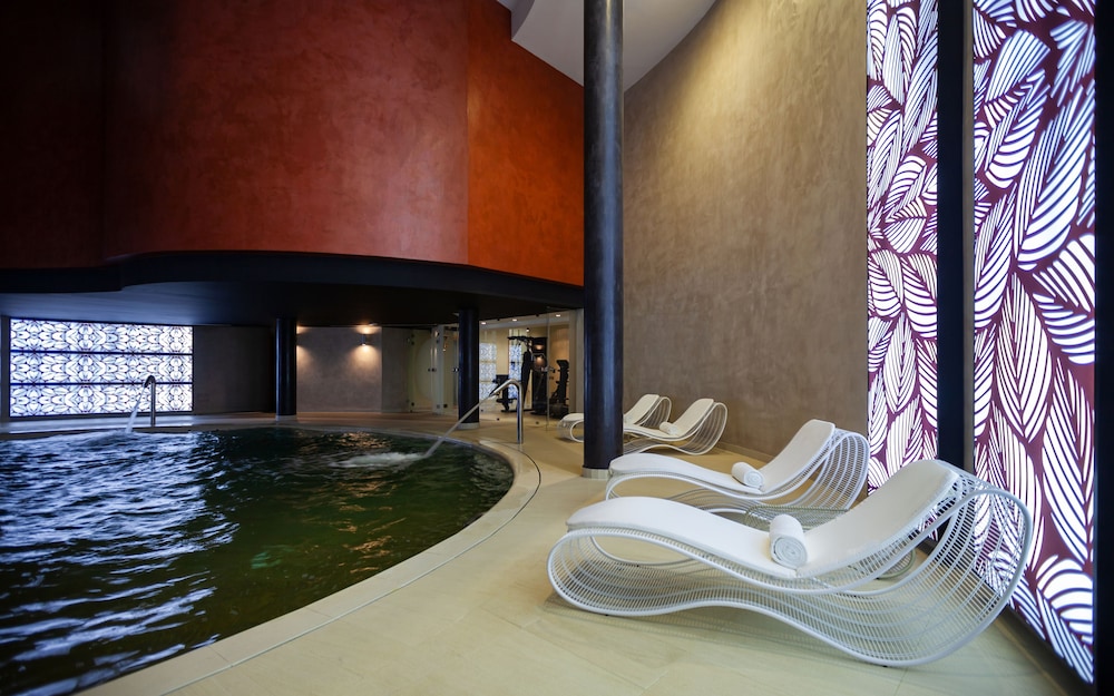 adam hotel suites