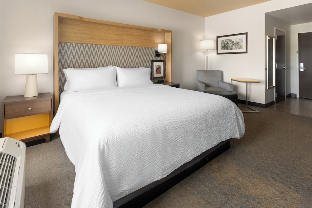 holiday inn and suites savannah airport pooler