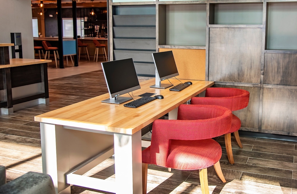 holiday inn and suites savannah airport pooler