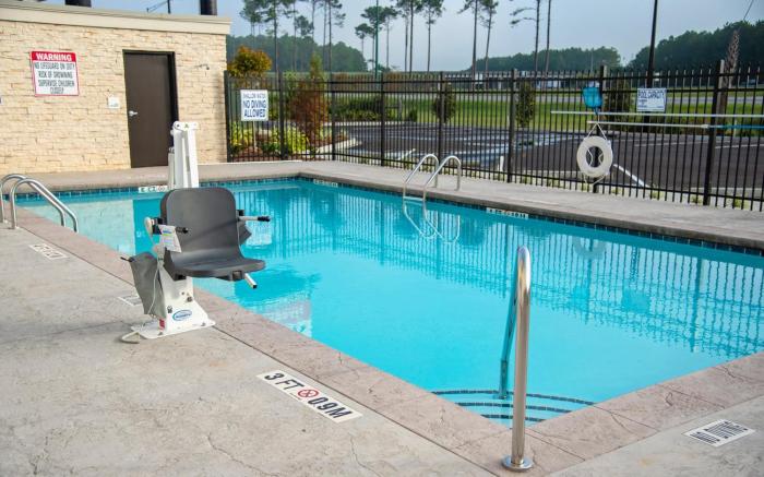 holiday inn and suites savannah airport pooler