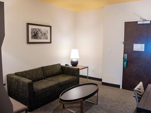holiday inn and suites savannah airport pooler