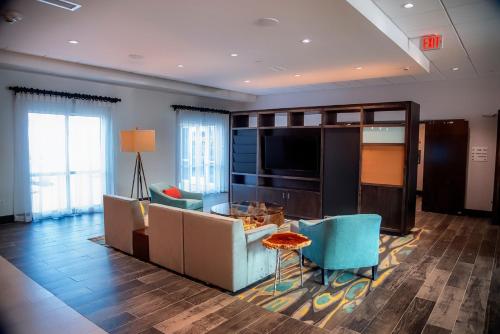 holiday inn and suites savannah airport pooler