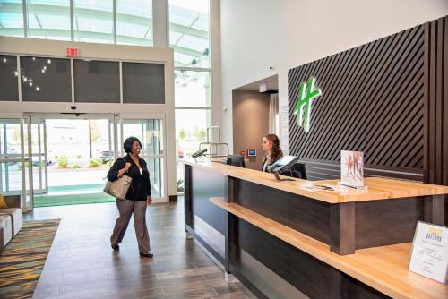 holiday inn and suites savannah airport pooler