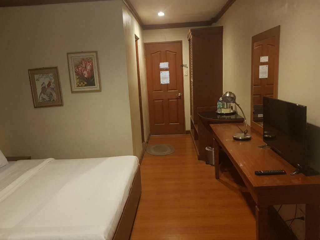 chocolate and berries hotel
