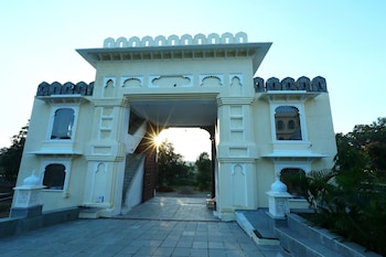 the everest hill resort and spa