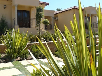 the moon and sixpence garden guest house