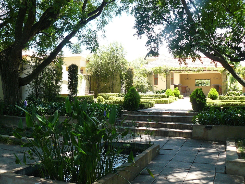 the moon and sixpence garden guest house