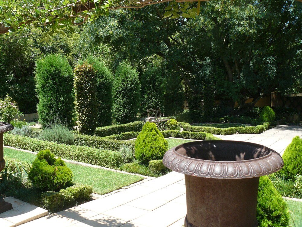 the moon and sixpence garden guest house