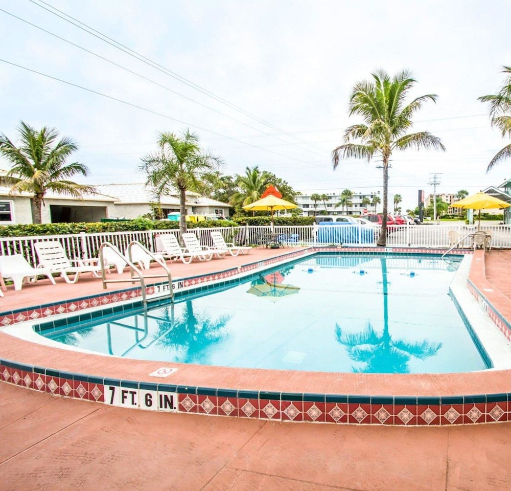 econo lodge cocoa beach near the port