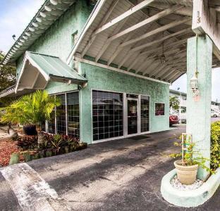 econo lodge cocoa beach near the port