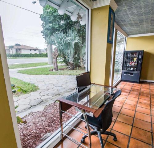econo lodge cocoa beach near the port