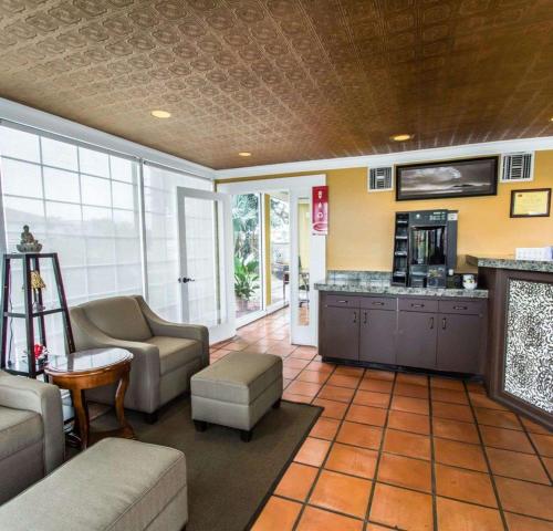 econo lodge cocoa beach near the port