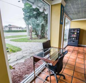 econo lodge cocoa beach near the port