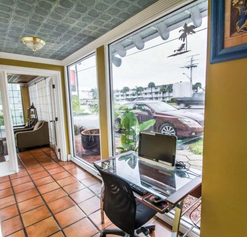 econo lodge cocoa beach near the port