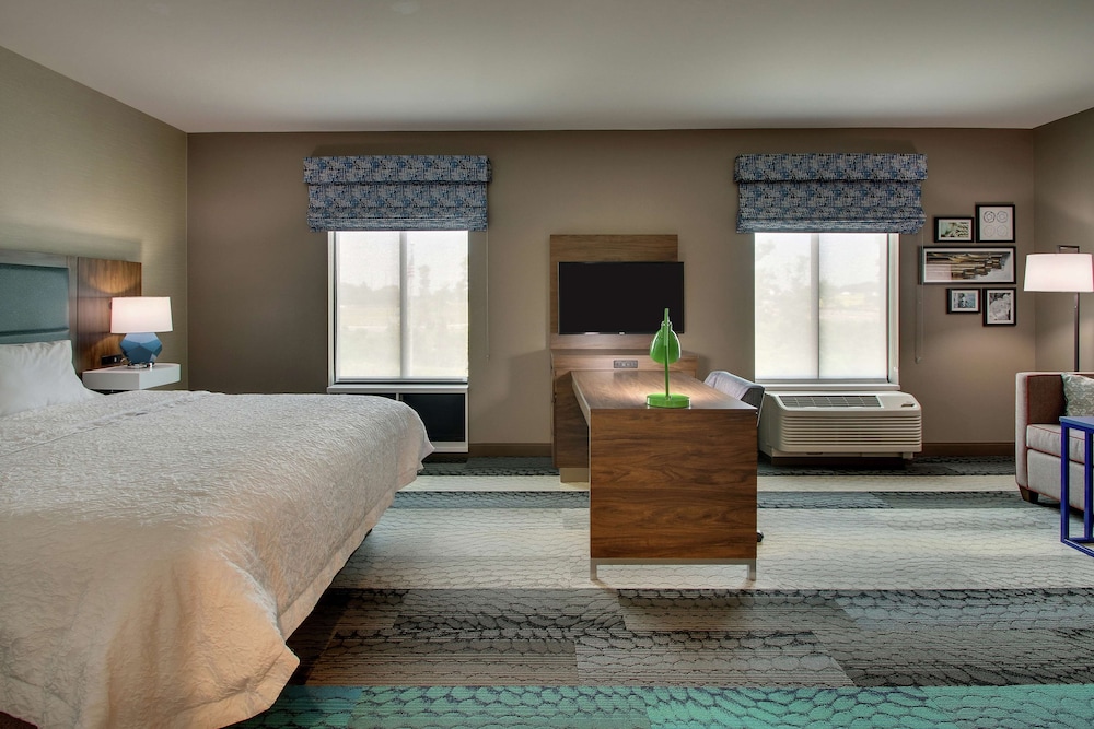 hampton inn and suites southport