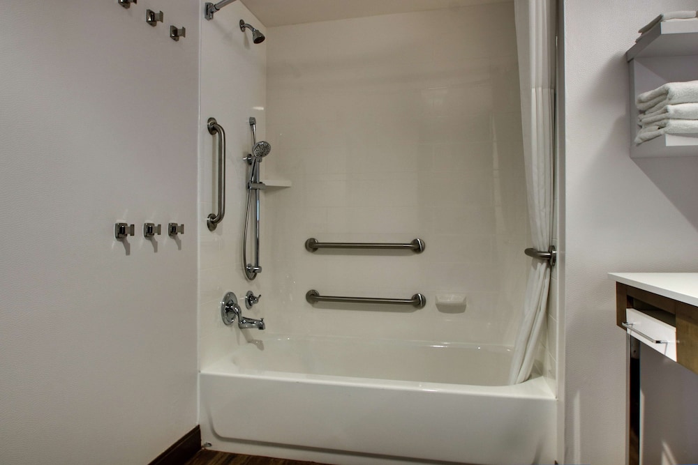 hampton inn and suites southport