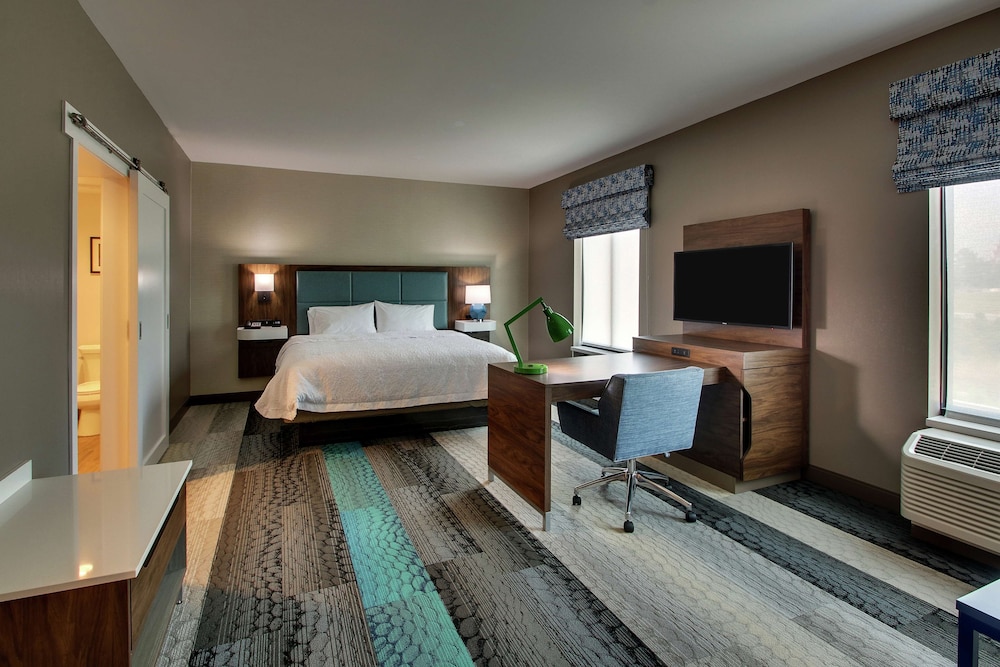 hampton inn and suites southport