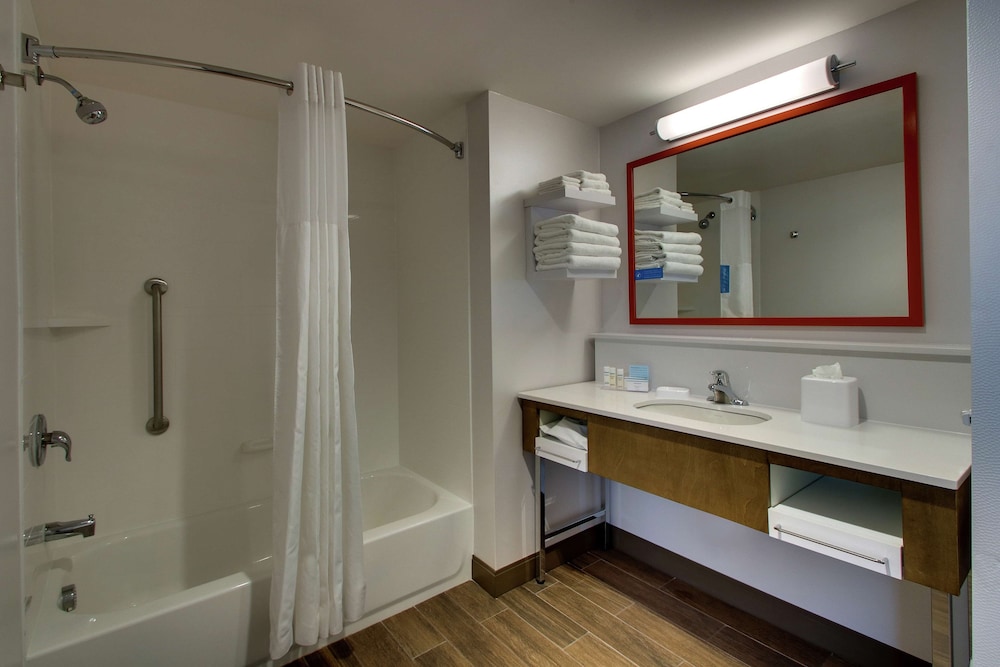 hampton inn and suites southport