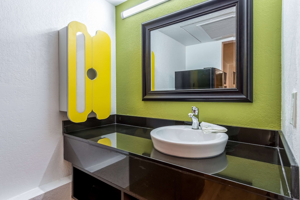 studio 6 buttonwillow ca