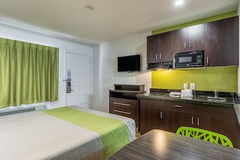 studio 6 buttonwillow ca