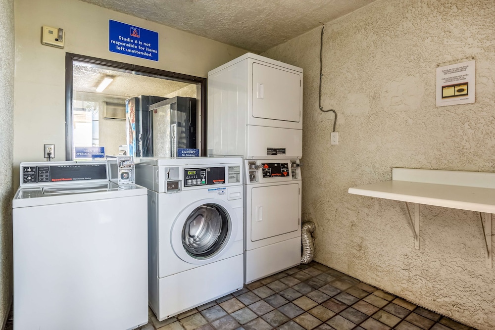 studio 6 buttonwillow ca