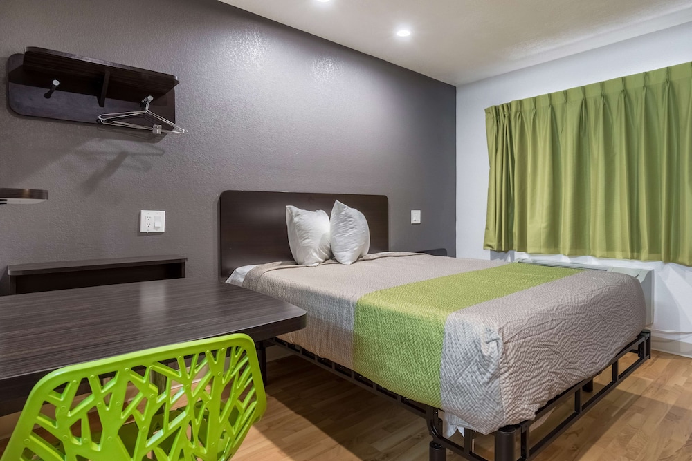 studio 6 buttonwillow ca