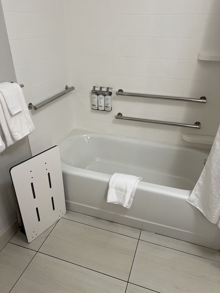 holiday inn express and suites mobile university are