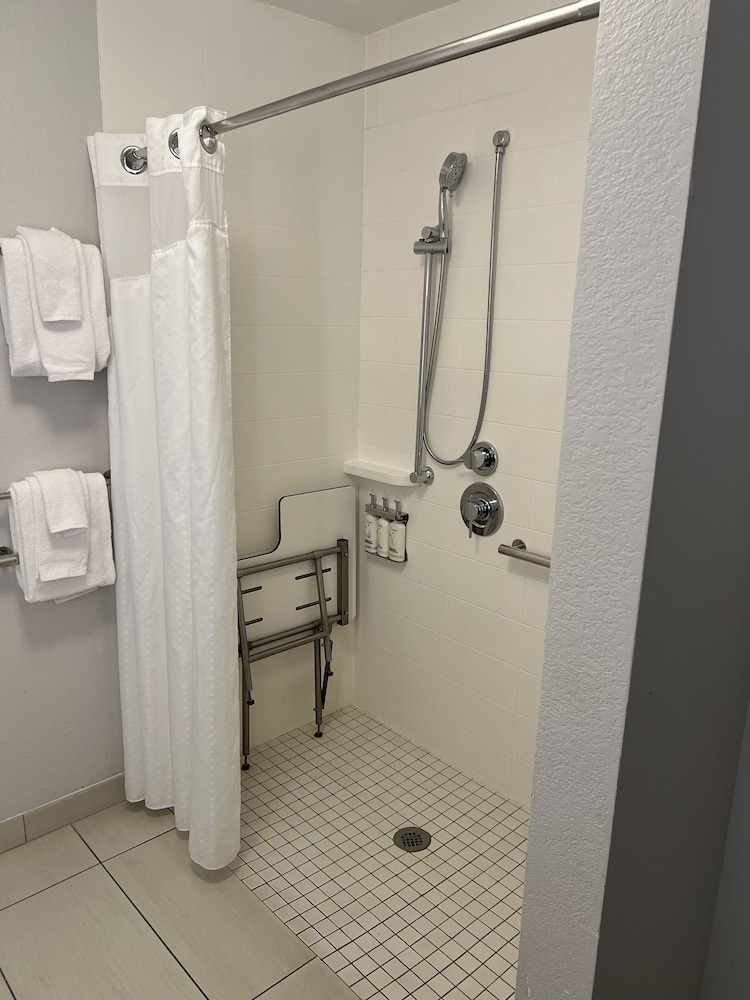 holiday inn express and suites mobile university are