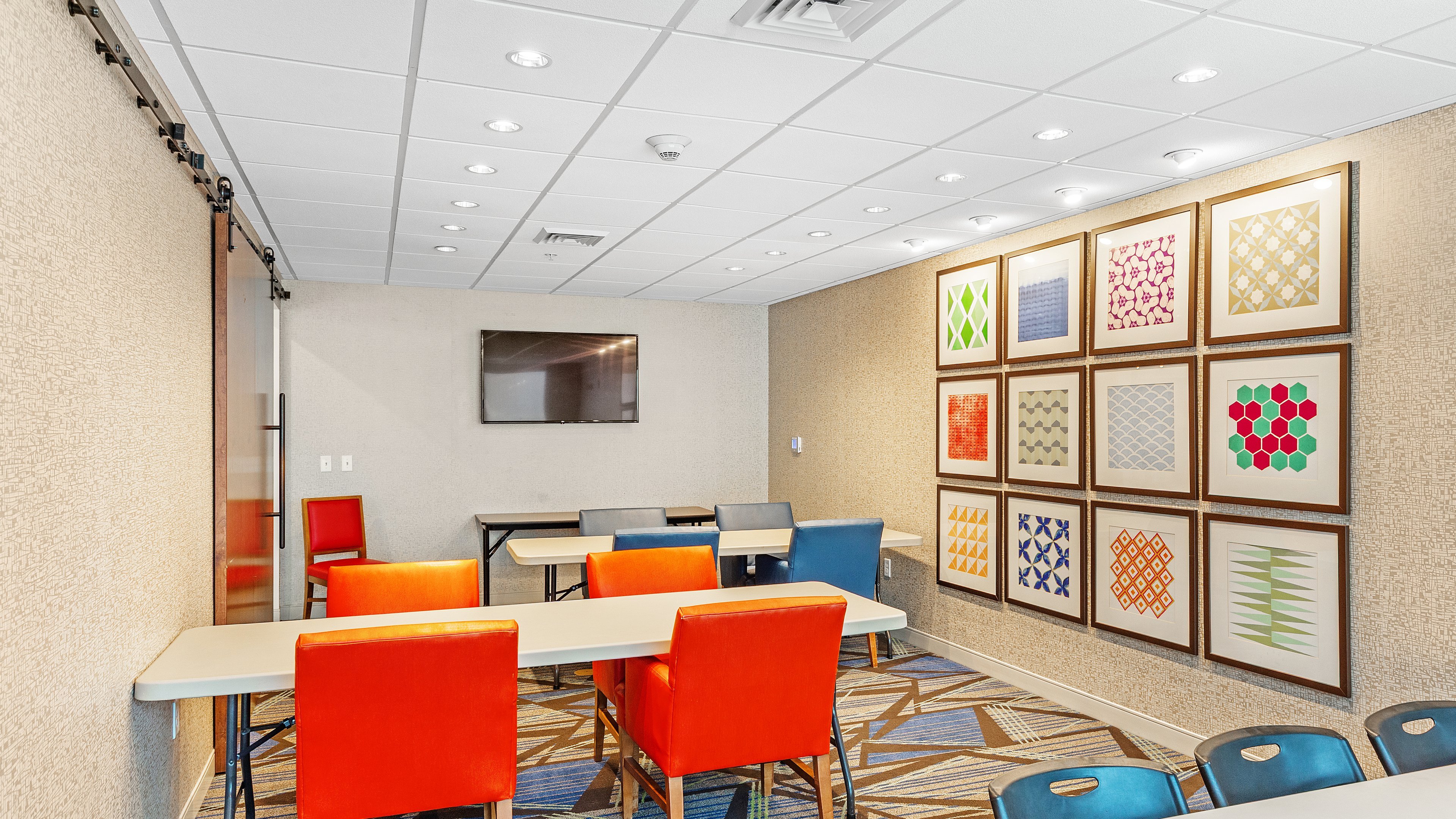 holiday inn express and suites mobile university are