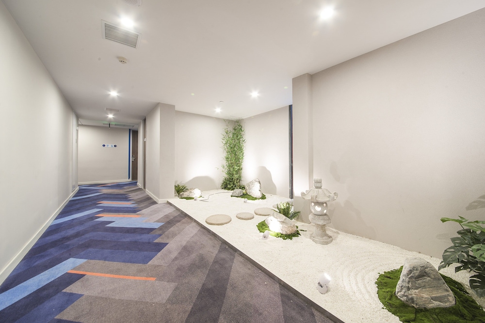 holiday inn express shanghai xuhui binjiang