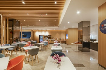 holiday inn express shanghai xuhui binjiang