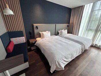 holiday inn express shanghai xuhui binjiang