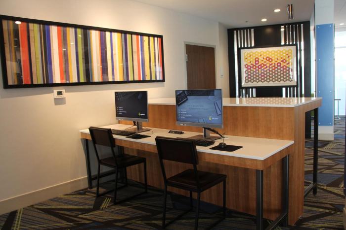 holiday inn express and suites phoenix airport no