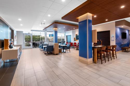 holiday inn express and suites phoenix airport no
